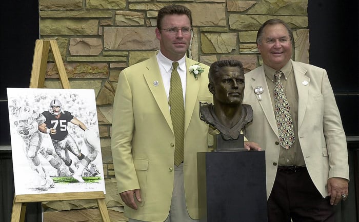 Long would go on to have a Hall of Fame career, reaching Canton in 2000. His first professional defensive line coach, Earl Leggett, was his presenter.